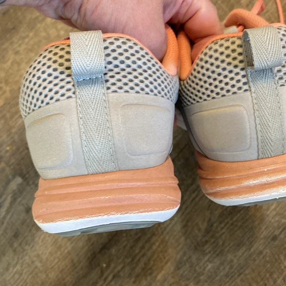 Vionic tennis shoe size 10 - Picture 5 of 8